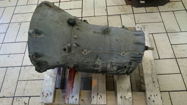 Lådan nere, så tung! Hela lådan skall rivas, drev, kuggar, axlar, konverter, olja rubbet!