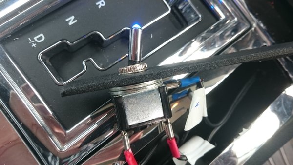 Vippströmbrytaren med blå diod byggd på en Hemma gjord träplatta och wrappad med glitter wrap!