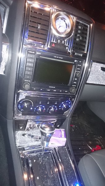 Nu lyser det blått minsann! Det som ser ut som vita prickar vid bla växelspaken, är som det glittrar av blixten på kameran. =)