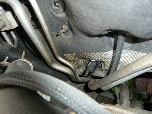 Så här ser det ut original. Det lilla hacket i underkant på röret avses vara kapillärbrytande men det funkar inte. (Röret på vänster sida i motorrummet ska dränera ACn på kondens.) I stället rinner vattnet bakåt och in i kupen.